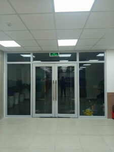cửa kính chống cháy