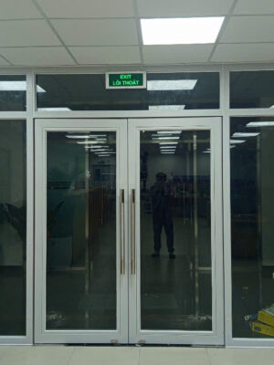 cửa kính chống cháy
